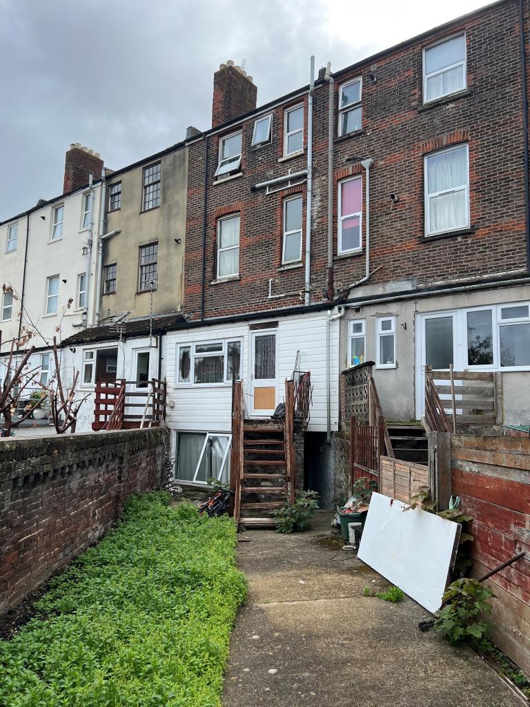 Lot: 173 - FREEHOLD BUILDING ARRANGED AS FOUR FLATS FOR INVESTMENT - Rear view of building from garden